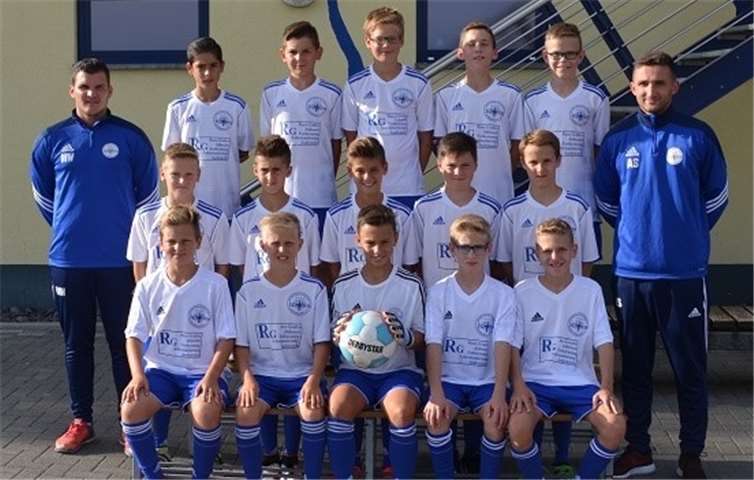 (Hintere Reihe von links) Alesandro Bechere, Arijan Alija, Jonas Schleich, Leonard Zerwas und Benjamin Saftig, (mittlere Reihe von links) Co-Trainer Malte Wedemeyer, Noah Rauschning, Alban Kryeziu, Anis Hasanovic, Luca Baltes, Maximilian Rehan und Trainer Ajdin Sukalic sowie (vordere Reihe von links) Nebi Pacolli, Martin Breil, Luca Bolz, Daniel Herbst und Philip Jax. privat