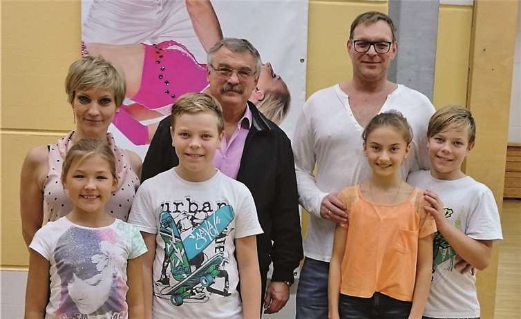 Hintere Reihe von links: Daniela Esch (Trainerin), Ulrich Kuss (1. Vorsitzender Redoute), Torsten Esch (Trainer), untere Reihe von links. Emily Prochnau und Thomas Schulz (Landesmeister Junioren II C Latein), Martin Schulz und Witta Majorov (Landesmeister Junioren I C/B Latein)privat