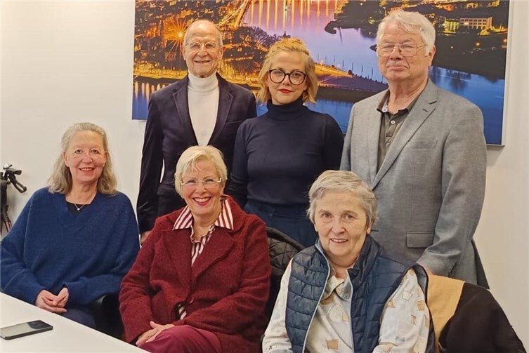 Hintere Reihe, von links: Edgar Kühlenthal, Astrid Fries, Prof. Dr. Heinz-Günther Borck (Vorsitzender Seniorenbeirat). Vordere Reihe, von links: Stefanie Both, Sieglinde Zlotos-Wagstaff (Seniorenbeirat), Christa Klein (Seniorenbeirat). Foto: Stephan Wefelscheid