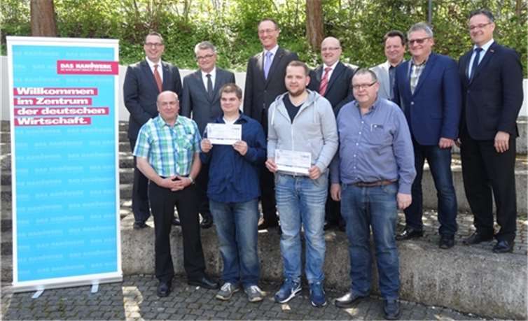 (Hintere Reihe von links: Marcus Lorenz, Dietmar Basta, Günter Groß, Jörg Schmitz, Dieter Pfaff, Johannes Lauer und Alexander Zeitler. (Vordere Reihe von links) Manfred Palm (Elektro Palm, Gemmerich), Martin Braun, Lucas Birk und Udo Tritsch (Heizungsbau Tritsch, Diez). Privat