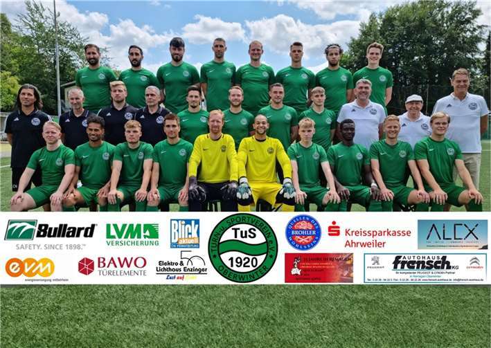 Hintere Reihe von links: Melih Taha Begen, Kadir Mete Begen, Niklas Röder, Thomas Enke, Mirco Koll, Tizian Karaschewitz, Islam Reggami, Nico Schooß.Mittlere Reihe von links: Cornel Hirt (Cheftrainer), Bernd Pauly (Co-Trainer), Simon Felder Athletiktrainer), Ralf Beck (Sportdirektor), Björn Gilles, Max Spahn, Timm Wiest, Stephan Gies, Claus Wiest (2. Vorsitzender), Antonio Lopez (1. Vorsitzender), Thomas Gemein (Abteilungsleiter).Vordere Reihe von links: Maurice Lefevre, Djibril Sylla, Max Blohm, Kodai Stalph, Michael Berg (Torwarttrainer), Niklas Fachinger, Justin Schällhammer, Ibrahim Sidibe Arama, Alexander Meiswinkel, Marlo Bollig. Foto: A. Kochs.