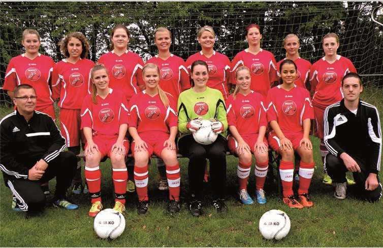 (Hintere Reihe, von links) Nathalie Kraus, Jule Junglas, Larissa Schmitz, Maren Zühlke, Jana Bertram, Michaela Theisen, Louisa Klasen, Sophie Fuhrmann; (vordere Reihe) Trainer Dirk Zühlke, Ann-Kathrin Ax, Lisa Zühlke, Sophia Geyermann, Kerstin Herrmann, Nicola Fühles, Betreuer Heiko Hermann. Es fehlen: Julia Schneider, Jana Wirschem, Annika Wilhelmy, Carina Franzen, Hanna Martini, Hannah May, Julia Rehmus, Katja Linden, Linda Hammes und Theresa Theusch.Privat