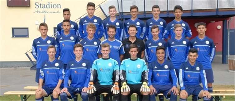 (Hintere Reihe von links) Özgür Ekici, Majd Abasa, Tobias Wagner, Moritz Durben, Enis Bajrami, Elami Salja, (mittlere Reihe von links) Max Durben, Karim Hassanin, Jannik Schneider, Trainer Salvatore Nizza, Co-Trainer Andy Butz, Luca Durben, Paul Boch, Younes Sidi-Adda sowie (vordere Reihe von links) Antonios Ganias, Vitus Wermelskirchen, Sidney Paetz, Lars Bockheiser, Ozan Ekici und Mohammed Hussein. privat