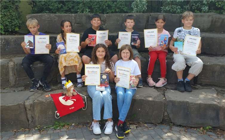 Hintere Reihe von links: Severin Schüller, Seyma Nur Toprak, Ege Canbolat, Luka Tomasic, Valeria Krain, Maximilian Pütz. Vorne von links: Sina Wernscheidt und Amalia Wolter (auf dem Bild fehlt Mia Fieseler).  Foto: Grundschule St. Martin Remagen