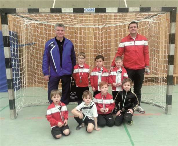 Hintere Reihe von links: Trainer Egon Fuhrmann, Max Kneib, Rani Kalot, Paul Bücking, Trainer Stefan Kneib; vorne von links : Nico Ziegler, Finn Patschula, Emmanuel Chiara, Aaron Patschula. privat
