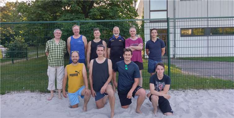Hintere Reihe (von re nach li): Nemanja Radosavjlevic, Achim Sturm, Dr. Axel Ruetz, Mathias Dresel; Stefan Fütterer, Horst Schmidt(Trainer); Vordere Reihe (von re nach li): Lazar Radosavjlevic, Leonard Stratmann, Martin Wagner, Marcel Iseke. Foto: privat