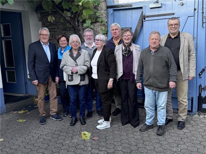 Hintere Reihe v.r. AWO Kreisvorsitzender Toni Bündgen, Beisitzer Alfred Meunier, AWO OV Vorsitzende Anne-Leonie Balmes, Kassierer Hans-Georg Stein, Beisitzer Christoph Bretz, stv. Vorsitzende Melanie Ragge-Müller, Schriftführer Peter Balmes und vordere Reihe Marlene Koch und Deneale Busch. Foto: AWO Moselweiß