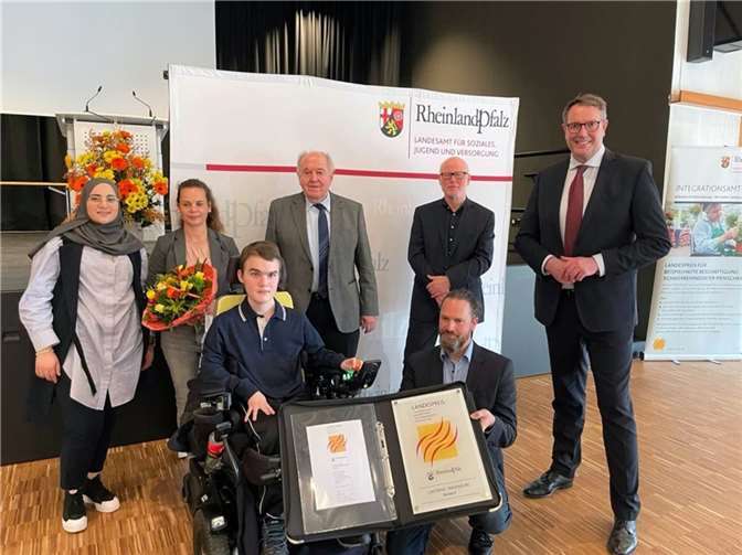 Hintere Reihe (v.r.n.l.): Alexander Schweitzer (Minister für Soziales, Arbeit, Transformation und Digitalisierung), Michael Scharping (Vizepräsident des Landesamtes für Soziales, Jugend und Versorgung), Bernhard Wiemer (1. Beigeordneter der Stadt Bendorf), Sarah Witt (Firma Gastring), Zenib Akram (Firma Gastring); vordere Reihe: (v.r.n.l.) Dipl. Ing. Kay Neubusch (Firma Gastring), Andreas Müller (Firma Gastring).  Foto: Stadt Bendorf