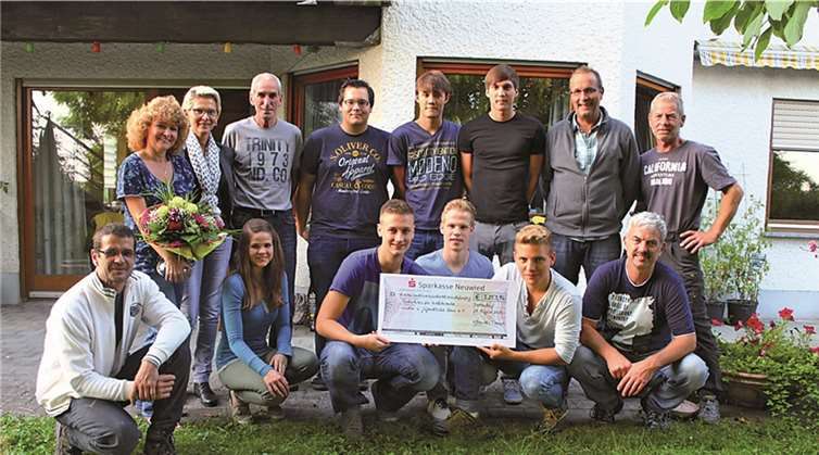 Hintere Reihe zweite von links Marion Knopp, stellvertretend für den Förderkreis für krebskranke Kinder und Jugendliche Bonn e.V.Privat