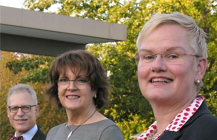 Hintereinander mit Abstand der neu bestimmte Vorstand der SPD-Ratsfraktion: In der Mitte Fraktionsvorsitzende Martina Koch, daneben ihr neuer Stellvertreter Georg Wilmers und vorne Fraktionsgeschäftsführerin Donate Quadflieg.Foto: privat