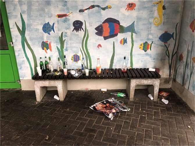 Hinterlassenschaften auf dem Schulgelände.  Fotos: Polizei