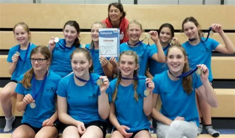Hinterste Reihe: Trainerin Melanie Deurer; hinten: Franziska Nigbur, Johanna Dahl, Larissa Buchholz, Henriette Deurer, Ann-Kathrin Bauer, Hena Sukic (v. l. n. r.), vorne: Lilliy Fuhrmann, Alexandra Schäfer, Maia Büchel, Lisa Eversheim (v. l. n. r.). privat