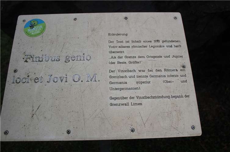 Hinweistafel auf den Fund des römischen Votivaltar-Steins als Teil der Benefizarier-Station am Vinxtbach.