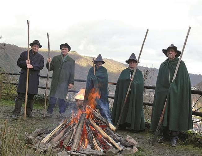 Hirten waren mit ihren Tieren um ein wärmendes Feuer versammelt, als Erzengel Gabriel die frohe Botschaft verkündete.