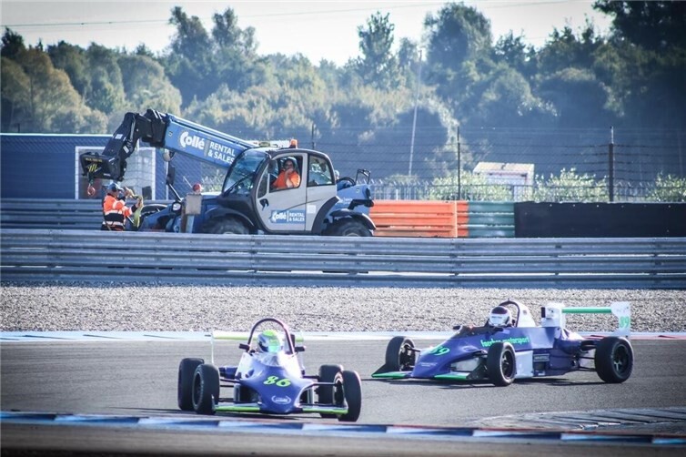 Färber-Motorsport mit vier Fahrern in den Top Ten  Historic Monoposto-Serie – Im Formel Ford 2000 #86 Philipp Menzner vor #89 Dr. Andreas Menzner. Foto: Noel Krinitzki