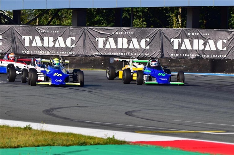 Färber-Motorsport mit vier Fahrern in den Top Ten  Historic Monoposto-Serie – Start in Assen #86 Philipp Menzner neben #89 Dr. Andreas Menzner. Foto: Noel Krinitzki