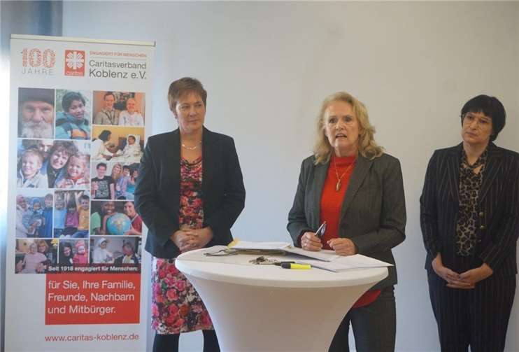 Historikerin Petra Habrock-Henrich bei der Vorstellung der neu erschienen Chronik.