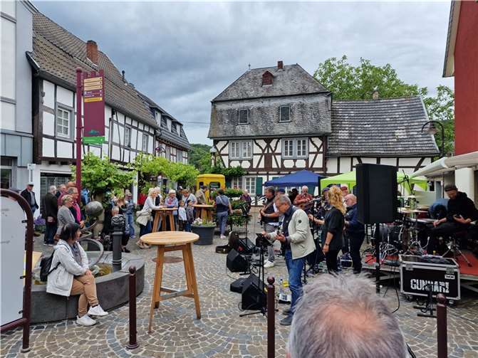 Historische Architektur als Hintergrund für auch moderne Klänge. Die Bühne am Oberen Markt.  Fotos: AWI
