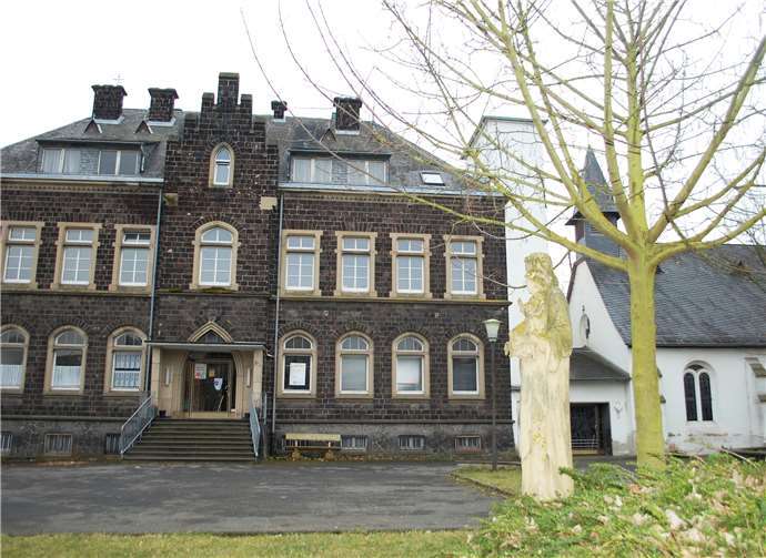 Historische Gebäude: das Alte Krankenhaus mit der benachbarten Hospitalskapelle.