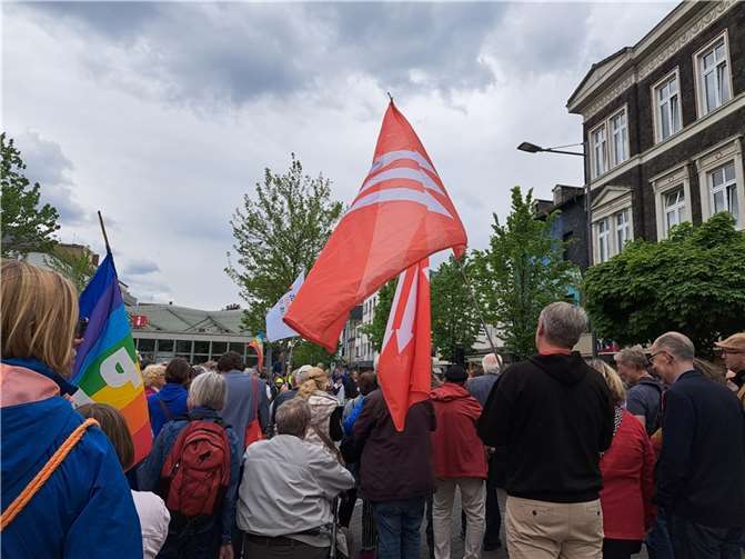 Historische Symbolik ganz aktuell: Der „Dreipfeil“ wirbt auch heute wieder – wie hier in Neuwied – für die Demokratie.  Foto: S. Hachemer