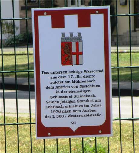 Historische Tafel für das Wasserrad am Lehrbach, ein Geschenk des VVV an die Stadt. Fotos: Verein