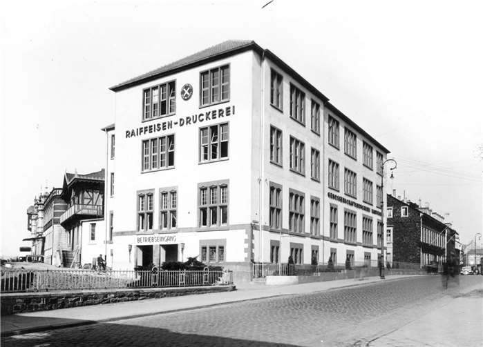 Historisches Foto von der Raiffeisendruckerei. Nach deren Umbau zog 2004 die vhs dort ein.  Foto: Archiv