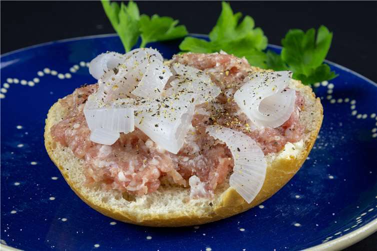 „Hmmmmmh, jetzt ein leckeres Mettbrötchen!“ – dachte der Betroffene der Mettattacke wohl eher nicht.© Superbass / CCBY-SA4.0(via Wikimedia Commons)[CCBY-SA4.0 (https://creativecommons.org/licenses/by-sa/4.0)]