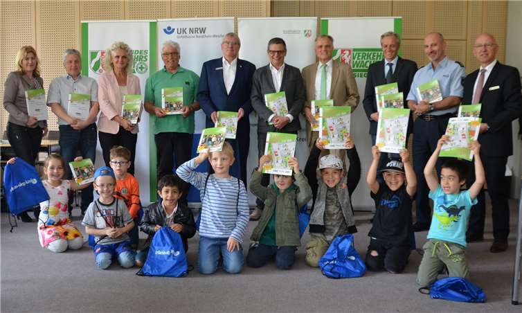 Hntere Reihe Landrat Sebastian Schuster (5. v. links), Burkhard Nipper, Geschäftsführender Direktor der Landesverkehrswacht NRW (4. v. rechts), Georg Nottelmann, Unfallkasse NRW (3. v. rechts), Benno Reich, Geschäftsführer der Verkehrswacht des Rhein-Sieg-Kreises (4. v. links), und Klaus Pipke, stellvertretender Sprecher der Bürgermeister im Rhein-Sieg-Kreis (5. v. rechts) mit weiteren Initiatorinnen und Initiatoren und im Vordergrund die diesjährigen „Schulkinder“ der Kita „kinderreich“ aus Siegburg. 