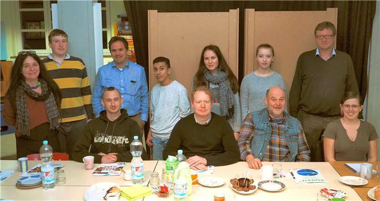 HoT-Leiterin Petra Klein (l.) und einige der dort engagierten Jugendlichen gaben den Sozialdemokraten aus Sinzig und Bad Bodendorf interessante Einblicke in die Arbeit und das breite Angebotsspektrum der Einrichtung.  Wolfgang Seidenfuß/SPD Sinzig