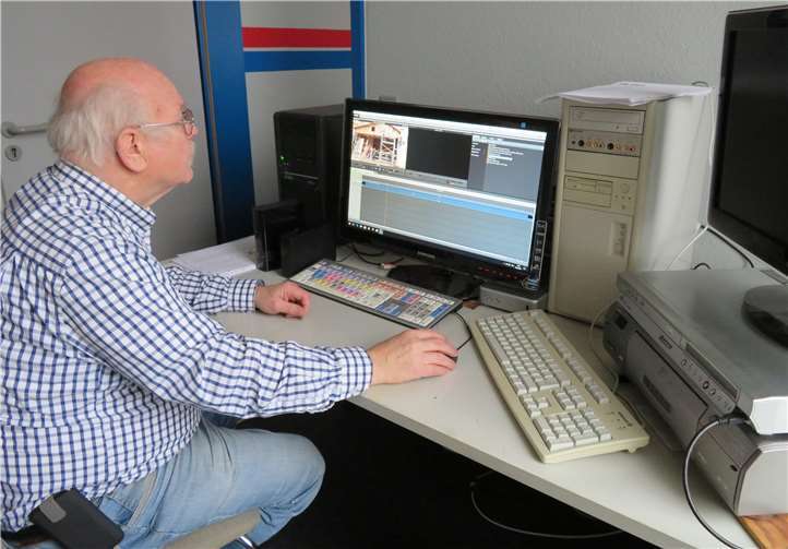 Hobby-Fernsehmacher Otto Kaiser am digitalen Schnittplatz.