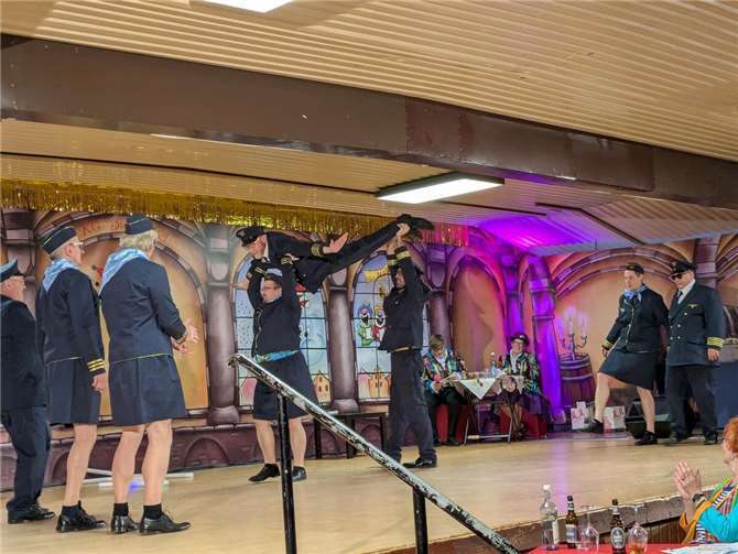 Hoben ab: Herrenballett der „Elferelfen“.