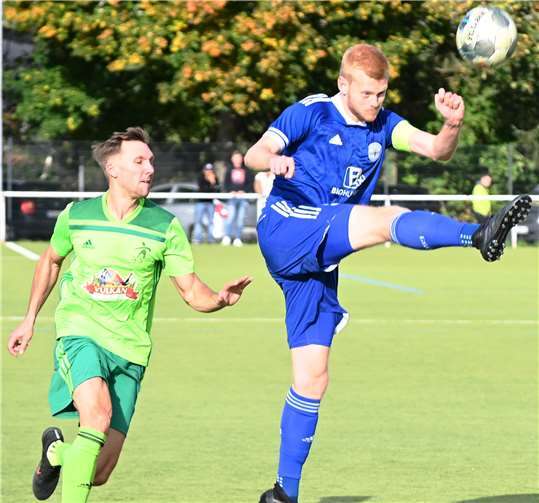 Hoch das Bein: Der Andernacher Kapitän Philipp Schmitz (rechts) ist wieder mal einen Schritt schneller am Ball als Marcel Berg.Fotos: SK