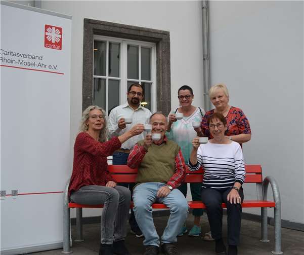 „Hoch die Kaffeetassen“ sagen (v.li.n.r.) Dorothee Waldorf, Emad Girgis, Wolfgang Sprungk, Peggy Weiler-Stenz, Trudel Kohlbecher und Christa Bartz. Sie wollen ihren Kaffee nicht mehr alleine trinken und freuen sich auf weitere Mitstreiter im Team des Seniorentreffs. Foto: E.T. Müller