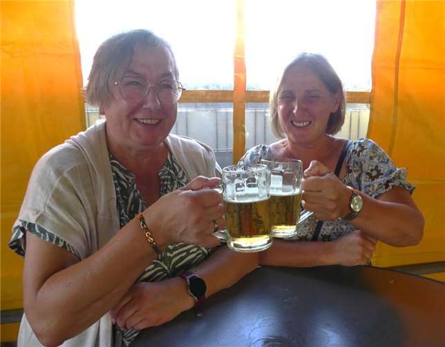 Traditionelle „Laurentius-Kirmes“ lockte nach Obermendig Hoch die Tassen. Ein Festbierchen in Ehren kann niemand verwehren. Diese beiden Mädels ließen es sich munden.