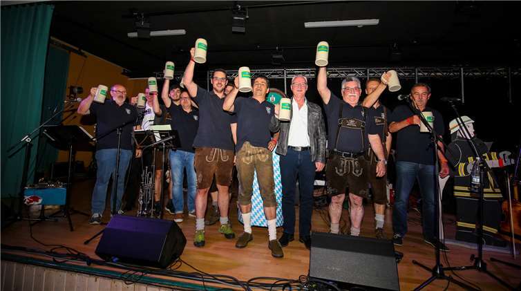 Hoch die Tassen beziehungsweisedie Krüge, und das Fest startete in eine lange Partynacht. Fotos: EP