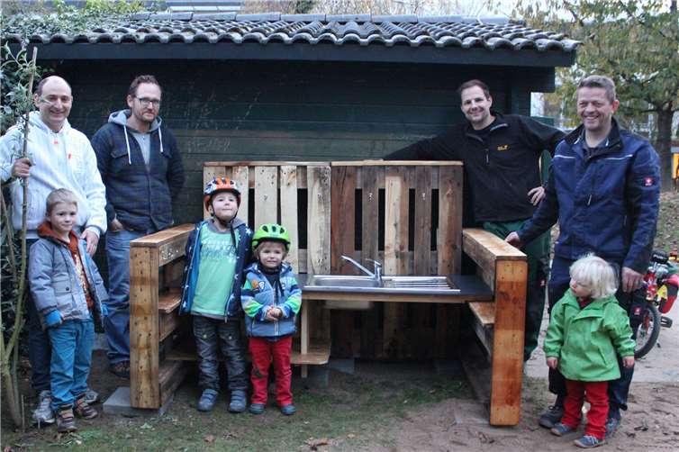 Hoch engagierte Väter stellten eine Spielküche auf dem Außengelände der KiTa „Kinderburg“ auf.privat