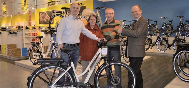 Hoch erfreut nahm das Ehepaar Hans und Karin Schmitz aus Andernach das E-Bike entgegen. Daniel Thiere (l.), Leiter der Stadler-Niederlassung in Mülheim-Kärlich, und BLICK aktuell-Geschäftsführer Hermann Krupp (r.) gratulierten recht herzlich. Ute Weiner