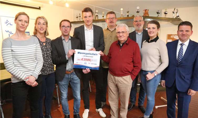 Hoch erfreut zeigten sich Vorstand, Trainer und Vertreter der Politik über den Scheck in Höhe von 2500 Euro.Fotos:StF