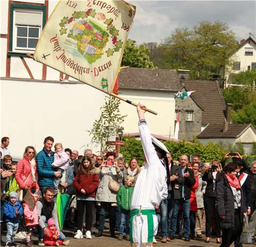 Hoch flogen die Fahnen beimtraditionellen Fähnlein-Schwenken.