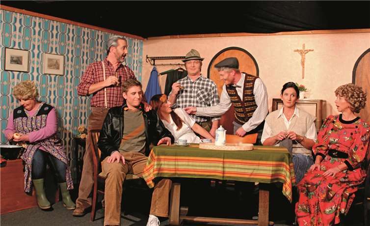 Hoch her geht es auf der Bühne des Unkeler Pfarrheims.-DL-