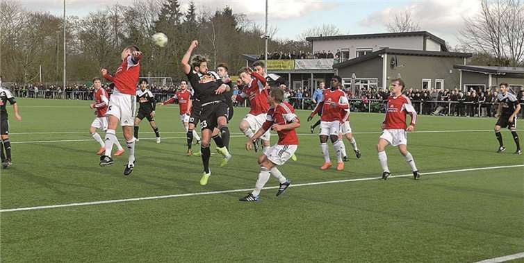 Hoch her ging es im mayener Strafraum an diesem Tag des öfteren, hier im Bild Florian Schlich beim Kopfball. privat