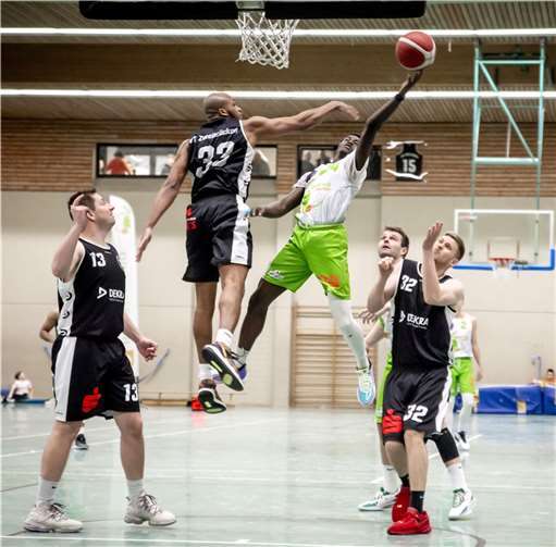 Hoch her ging es in der Basketball Oberliga zwischen dem TuS Treis-Karden (in grün-weiß; hier mir Nelson da Costa) und VT Zweibrücken.  Foto: Lisa Ferrlein
