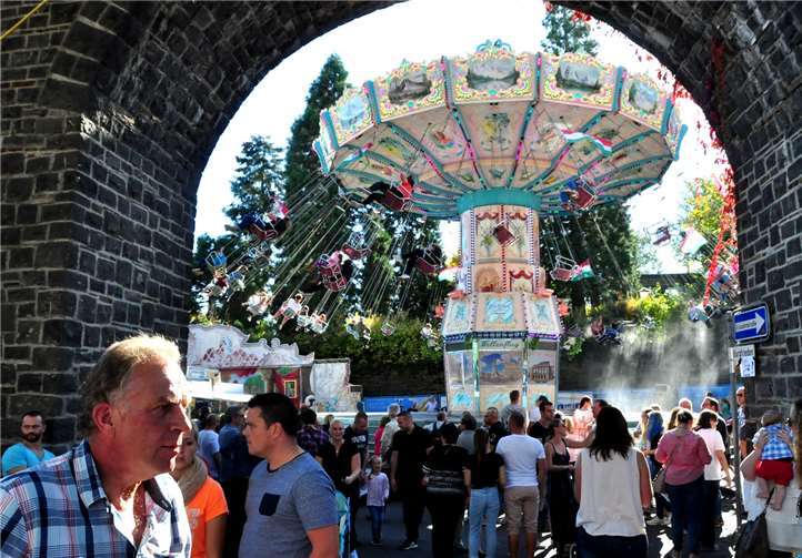 Hoch hinaus geht es auf dem Kettenkarrussel. Fotos: BS