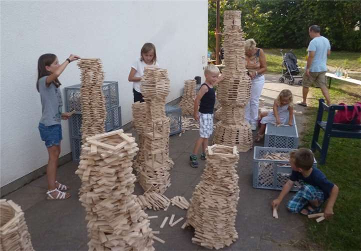Hoch hinaus ging beim Stapeln der Bauklötze: So mancher entwickelte dabei architektonischen Ehrgeiz. privat