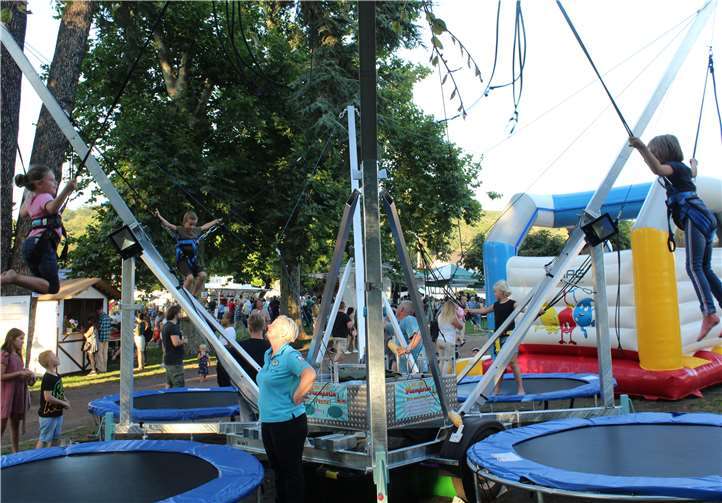 Hoch hinaus ging es auf dem Bungee-Trampolin für mutige, junge Parkfestgäste.