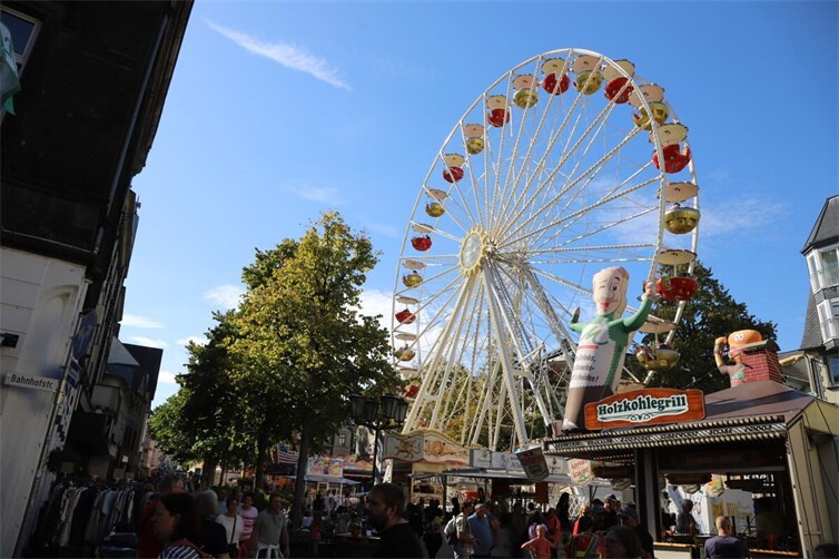 Hoch hinaus ging es auf dem Riesenrad, dass wieder auf dem Marktplatz seinen Platz gefunden hat.Fotos: WAMFO.DE