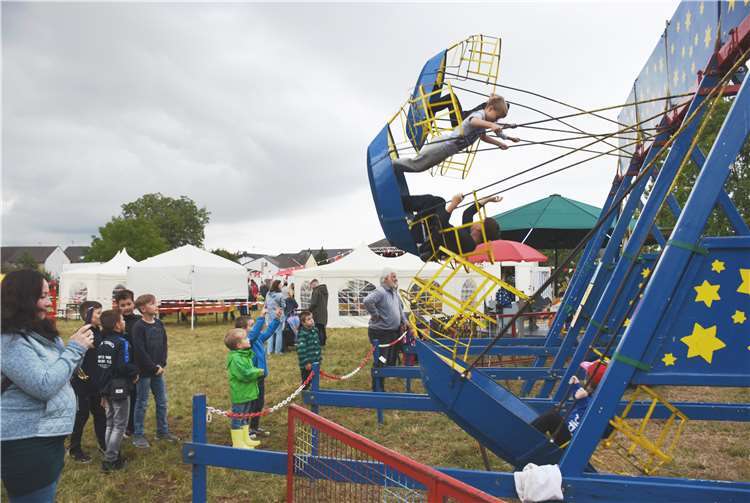 Hoch hinaus ging es aufder Boomer Kirmes mit der Schiffschaukel. Fotos: HEP