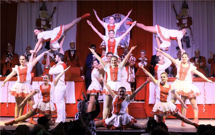 Hoch hinaus ging es bei den gekonnten Tänzen der Prinzengarde. DL