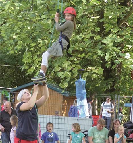 Hoch hinaus ging es für die Kinder beim Baumklettern.