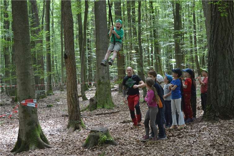 Hoch hinaus in die Bäume ging es mit einer Tellerschaukel, die von den Kindern mit großer Begeisterung angenommen wurde. Marcel Wilhelmi sorgte für den nötigen Schwung.